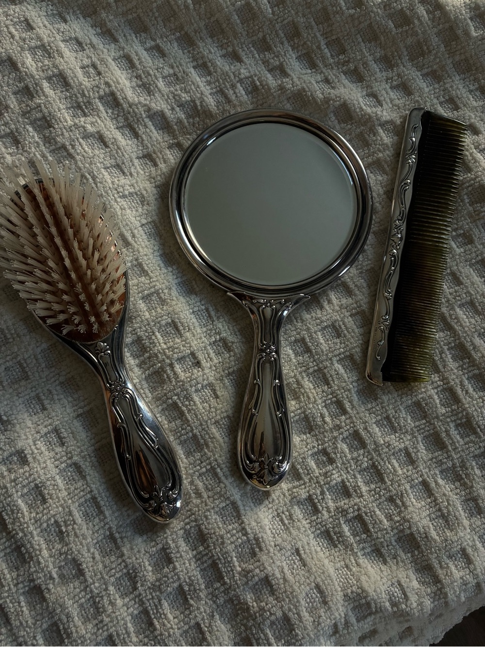 Vintage-Style Silver Handheld Mirror for Women - Elegant Hair Tool